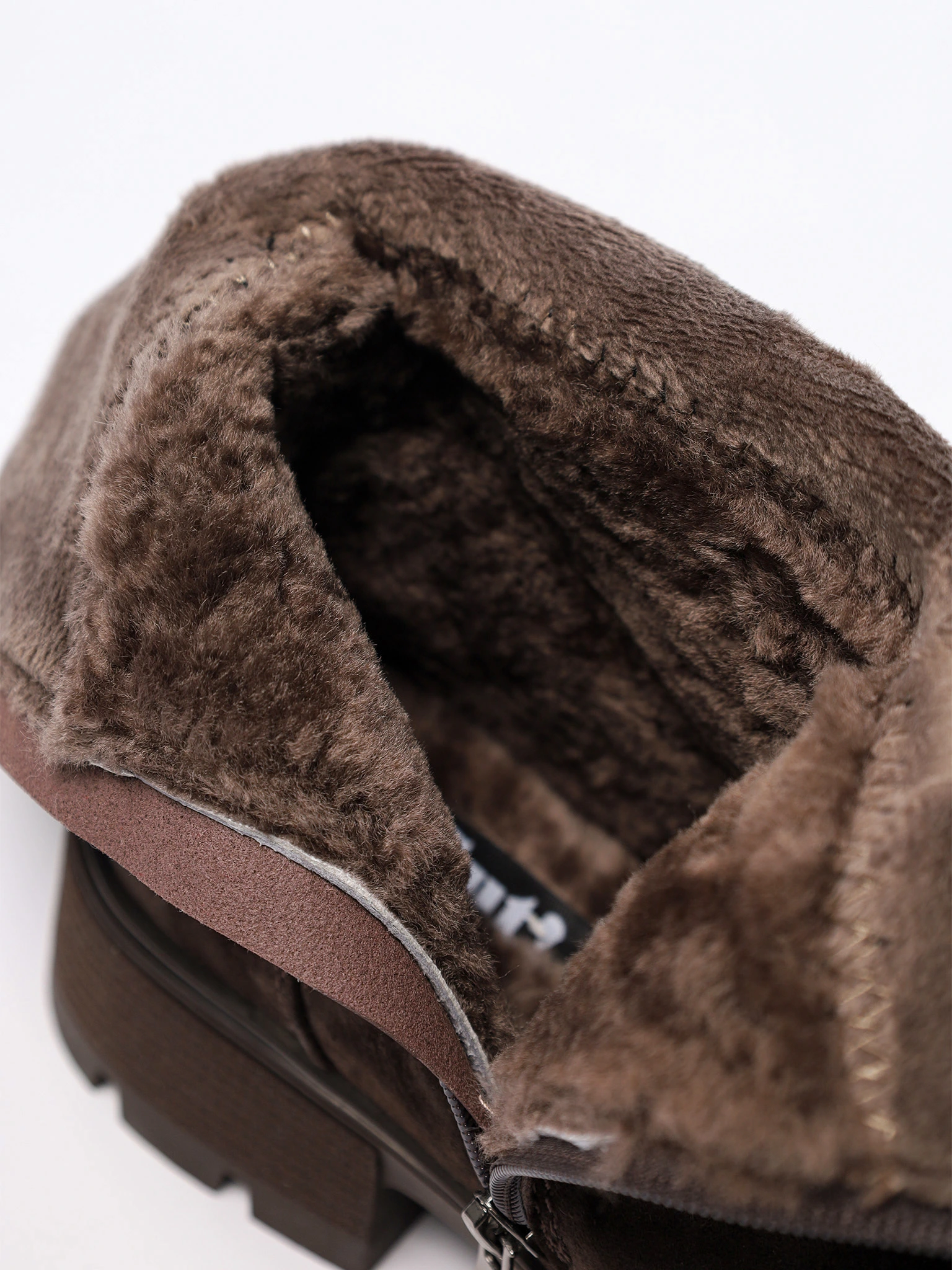 Сапоги темно-коричневого цвета с декоративной молнией на рельефной подошве